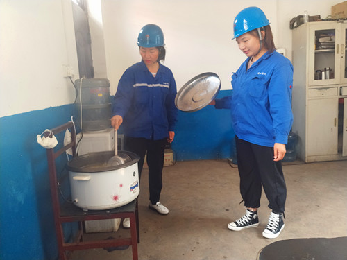 化產(chǎn)車間志愿者送清涼準(zhǔn)備中_副本.jpg