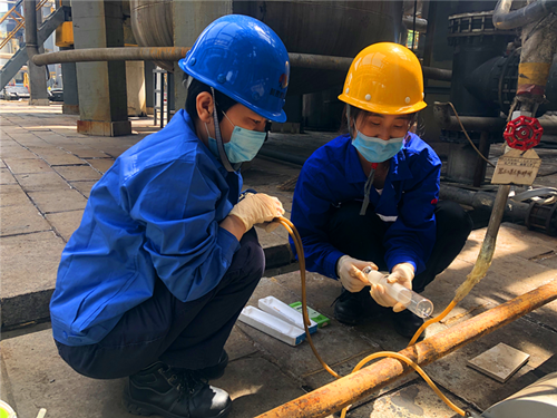 檢修現(xiàn)場(chǎng)也是培訓(xùn)課堂，老帶新，師帶徒，抓住檢修“戰(zhàn)場(chǎng)”上的每一次歷練，為自己充電。_副本_副本.png