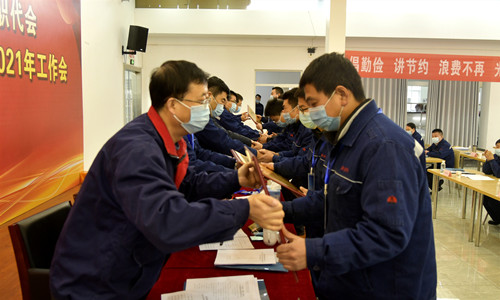 公司領(lǐng)導(dǎo)為各類先進(jìn)頒獎(jiǎng)_副本.jpg