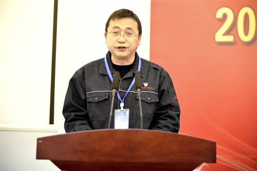 4.黃陵煤化工公司副總經(jīng)理陳兵作了題為《奮發(fā)有為勇?lián)?dāng) 創(chuàng)新管理有作為 為公司安全綠色高質(zhì)量發(fā)展保駕護(hù)航》的安全環(huán)保工作報(bào)告_副本.jpg