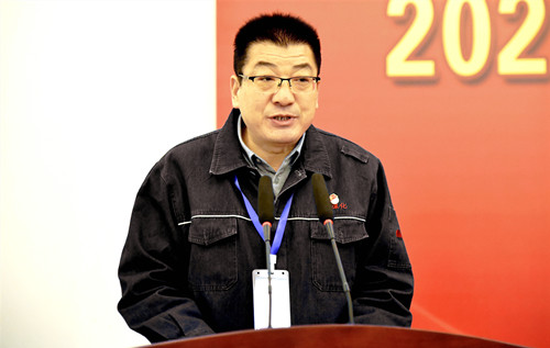 2.陜焦公司副總經(jīng)理、黃陵煤化工公司黨委書記孫潤錄作了題為《凝心聚力謀發(fā)展 乘勢而上有作為 為公司高質(zhì)量發(fā)展邁上新臺(tái)階而不懈努力》的工作報(bào)告_副本.jpg