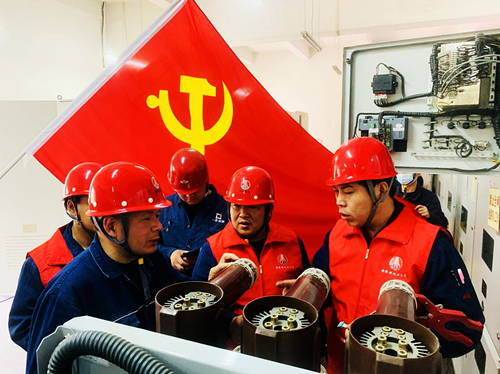 電儀中心黨支部黨員突擊隊(duì)檢查測(cè)溫元件安裝情況.png