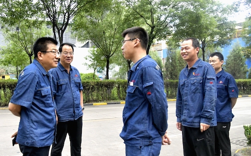 領(lǐng)導(dǎo)與化產(chǎn)車間困難黨員交談.JPG