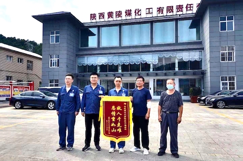 運行二班楊博同志，7月12日回家途中高速路遇側翻貨車司機被困車內(nèi)，勇敢進行施救并送至醫(yī)院，貨車司機傷愈來公司送錦旗，弘揚正氣，傳播正能量，大家向楊博同志學習?。?！.jpg