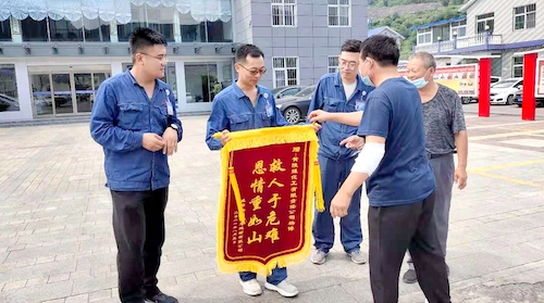 運行二班楊博同志，7月12日回家途中高速路遇側翻貨車司機被困車內(nèi)，勇敢進行施救并送至醫(yī)院，貨車司機傷愈來公司送錦旗，弘揚正氣，傳播正能量，大家向楊博同志學習??！.jpg
