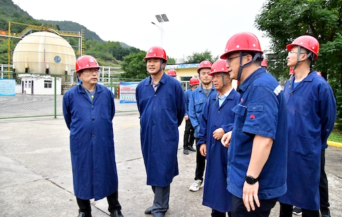 檢查組在液氨球罐前，與公司專業(yè)技術(shù)人員交流存在的隱患及問題。.JPG