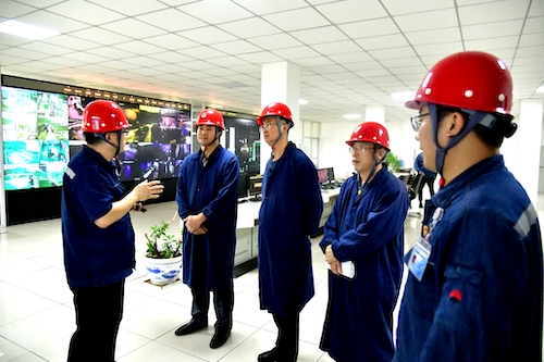 檢查組在公司總調(diào)度室查看安全管理系統(tǒng)，并通過智能安全帽遠(yuǎn)程觀看了受限作業(yè)情況。.JPG