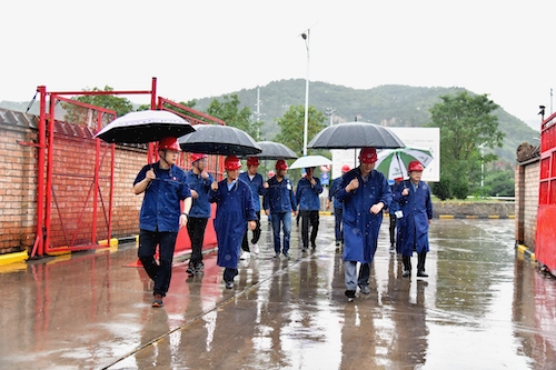 檢查組冒雨查看公司綜合管區(qū)。.JPG