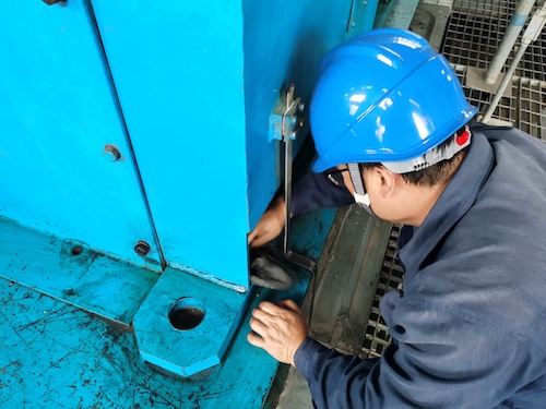 蘸著煤油擦拭聯(lián)壓機(jī)死角油污.jpg