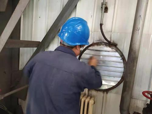 用鋼絲球清洗壓縮風(fēng)機(jī)葉片.jpg