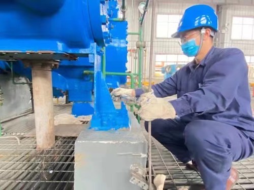 壓縮機(jī)底座刷漆.jpg