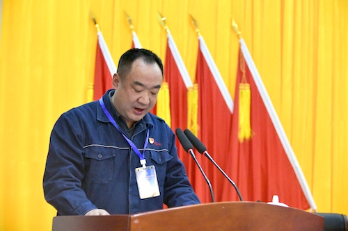 楊總作報(bào)告.JPG